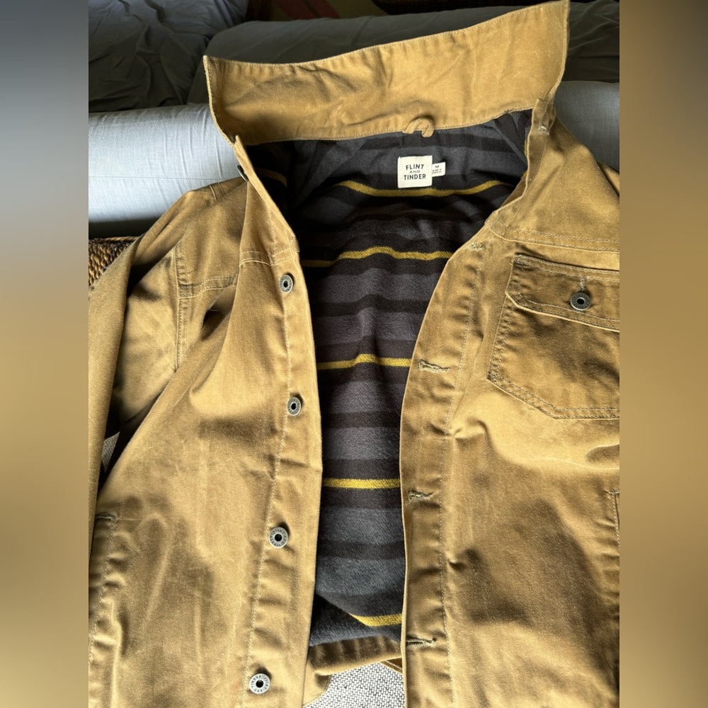 FLINT AND TINDER
Flannel-Lined Waxed Trucker Jacket
in Field Tan